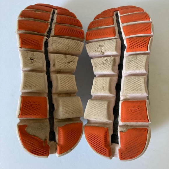 On running women’s athletic shoes with flaws - Picture 8 of 11